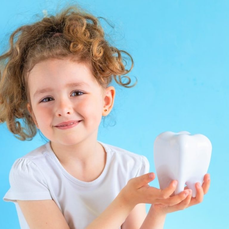 Little,Cute,Smiling,Girl,Holding,Tooth,Dent,In,Hand.,Kid