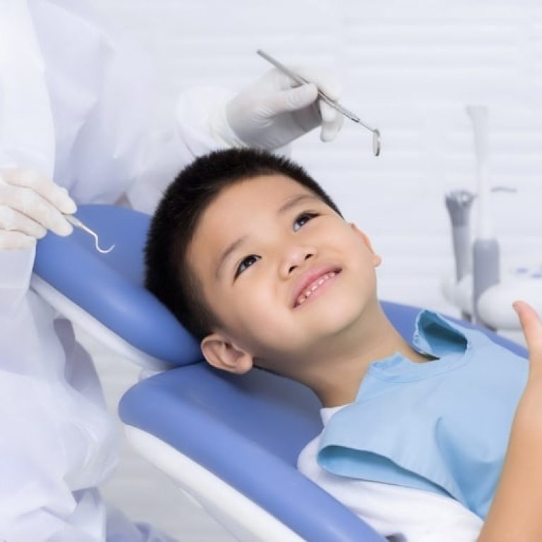 Dentist,Examining,Asian,Little,Boy,Teeth,In,Clinic.