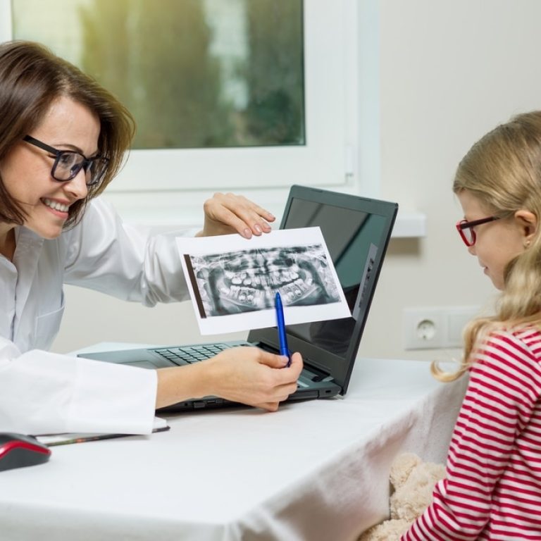 Portrait,Of,Female,Dentist,Orthodontist,Show,A,X-ray,To,His